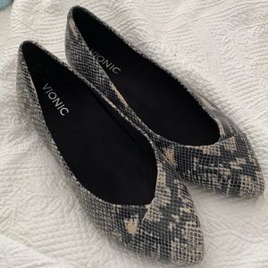 Vionic Snake Pointy Toe Flats, 8.5